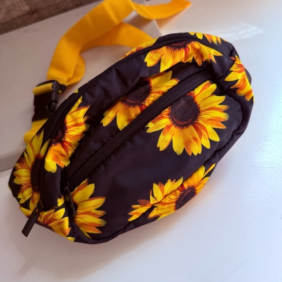 NWOT Sunflower Print Fanny Pack - Picture 1 of 4